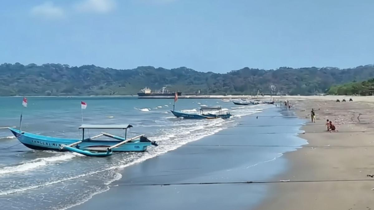 Pantai Teluk Penyu: Rahasia Liburan Tanpa Antre di Pagi Hari